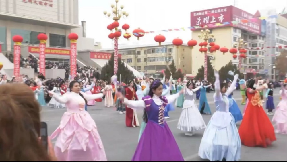 穿粉色衣服的小孩在街道上走

低可信度描述已自动生成