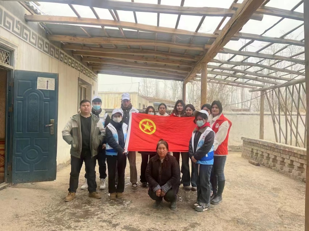 一群人站在门口

描述已自动生成