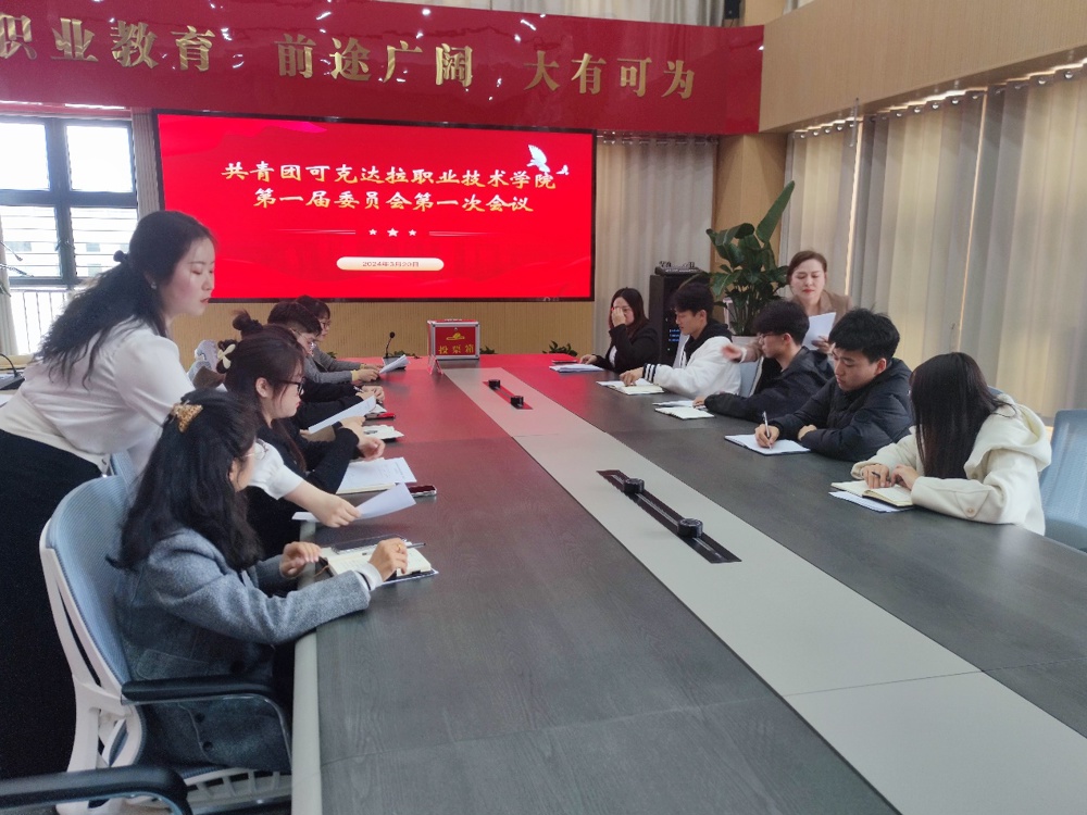 一群人围坐在桌子边

中度可信度描述已自动生成