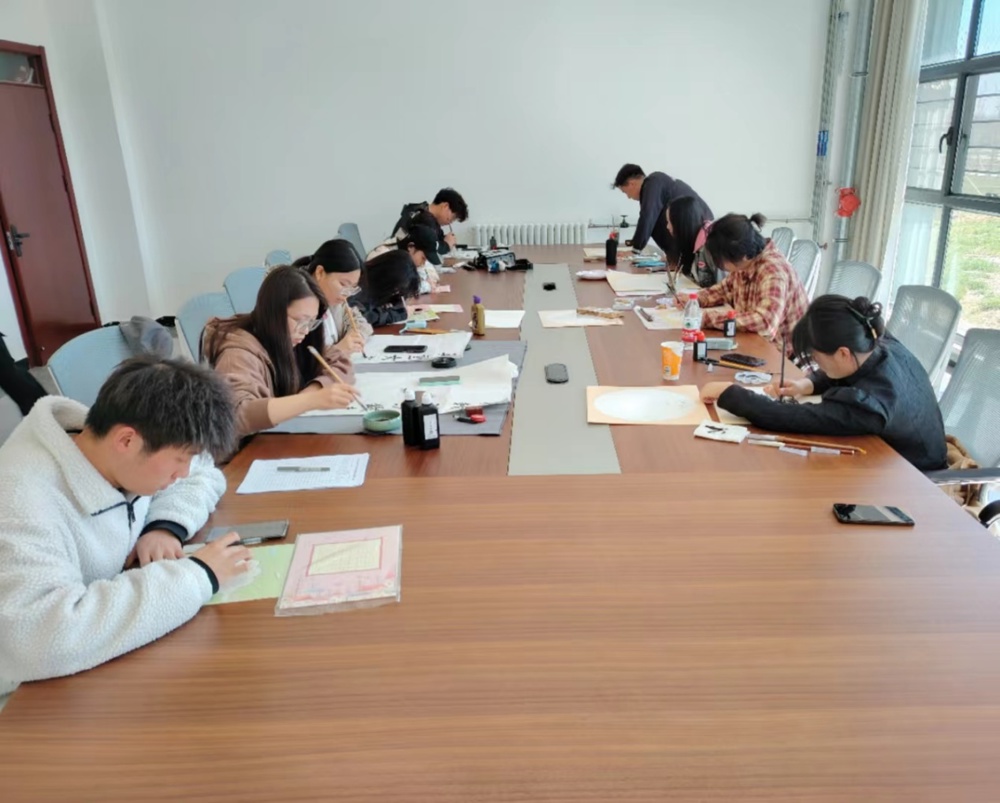 会议室里的人们

描述已自动生成