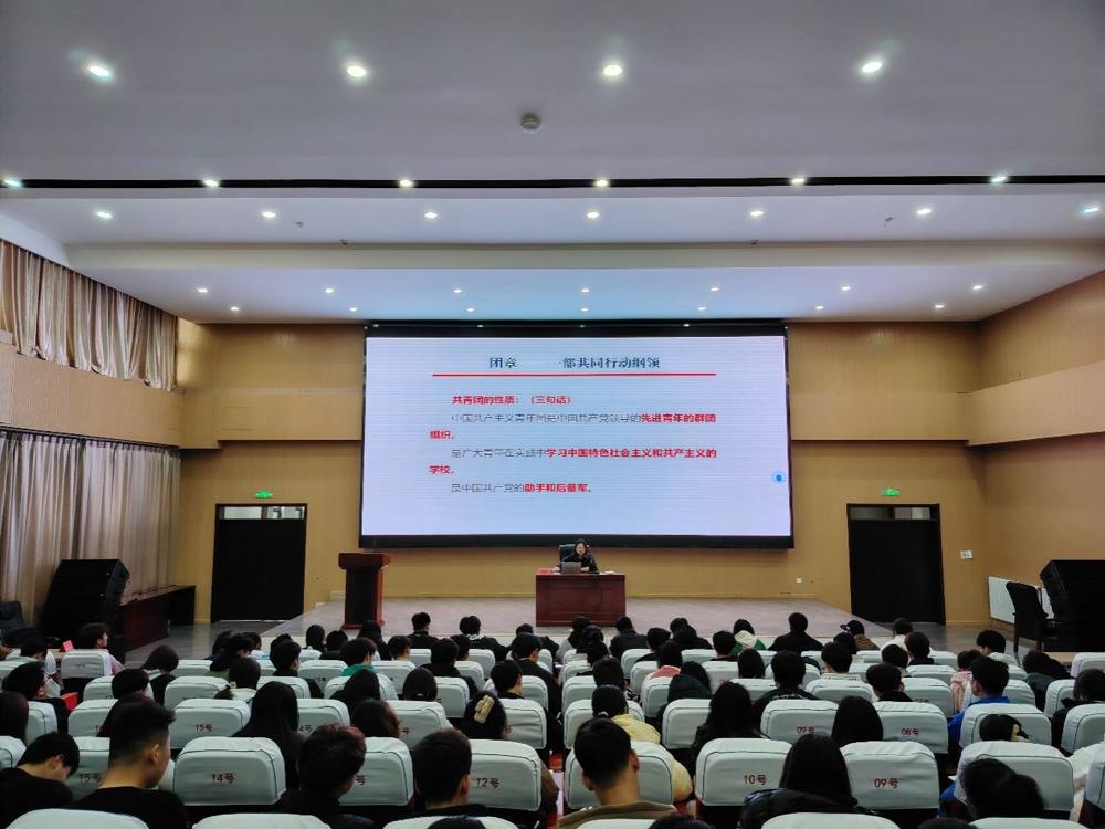 会议室里的人们

中度可信度描述已自动生成