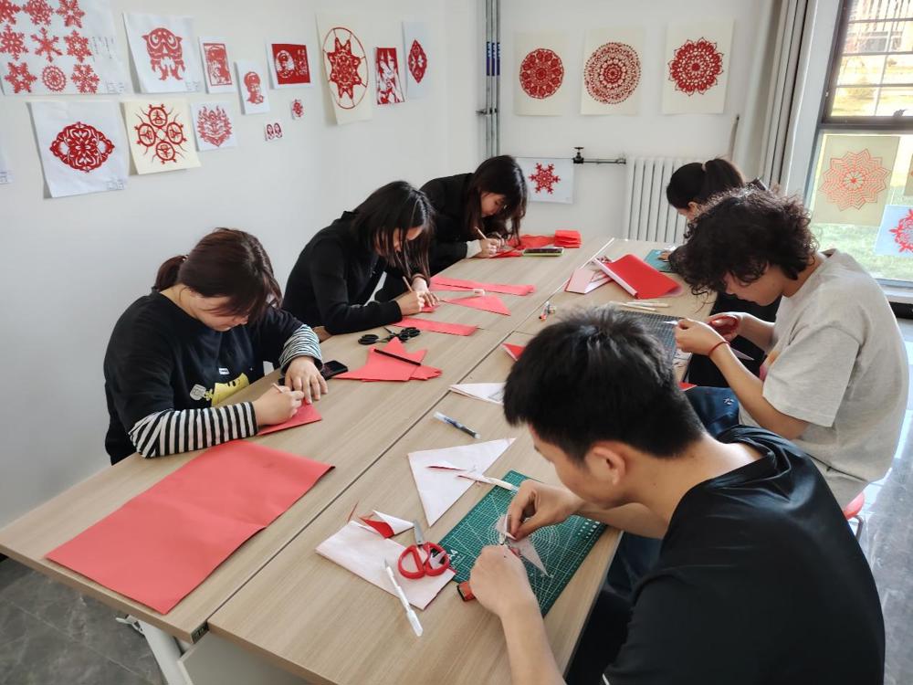 图片包含 游戏机, 小孩, 房间, 桌子

描述已自动生成