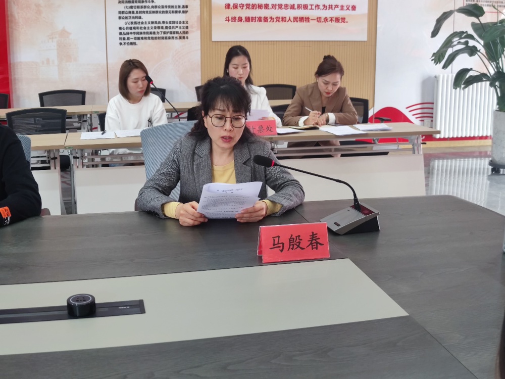 几个人在桌子前
中度可信度描述已自动生成