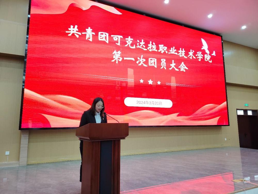街道上有店铺的标志红色背景白色的字

中度可信度描述已自动生成