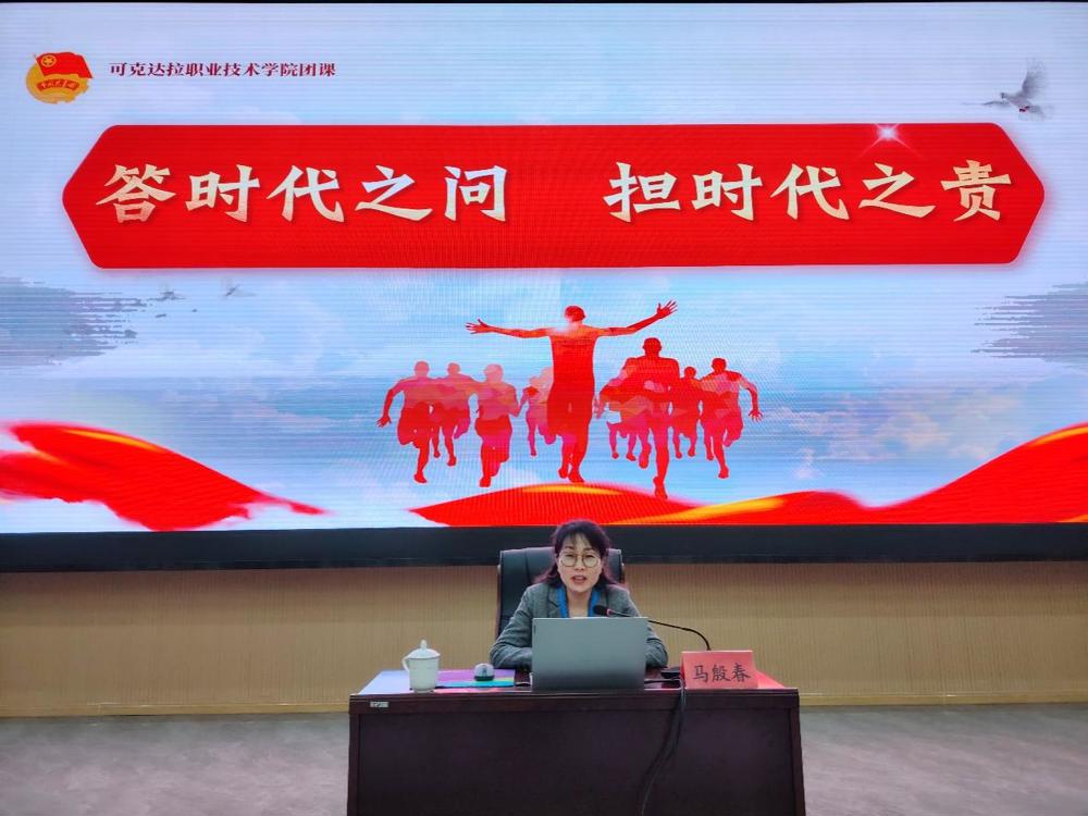 街道上有店铺的标志红色背景白色的字

中度可信度描述已自动生成