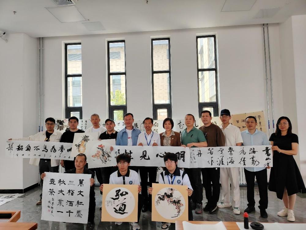 一群人在室内合影  中度可信度描述已自动生成