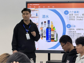 享受微醺时刻，奏响味蕾与创意的交响乐——数字经济学院酒店专业鸡尾酒调制课程