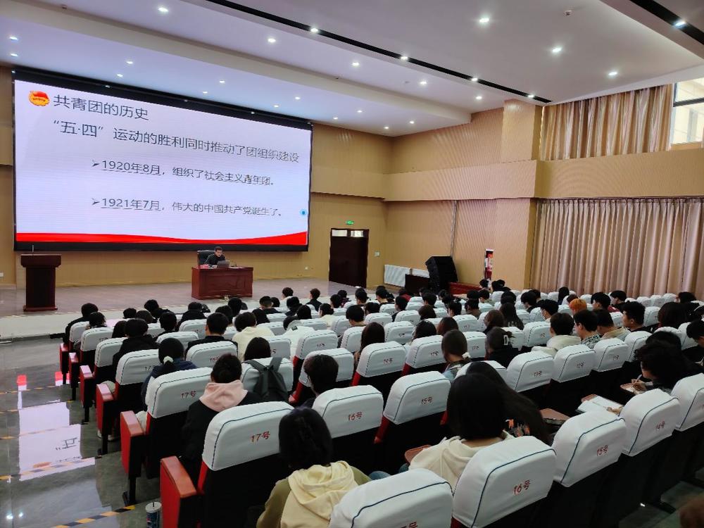 许多人在商店里

中度可信度描述已自动生成