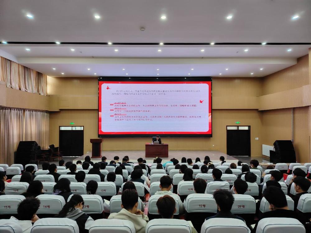 一群人在房间里

低可信度描述已自动生成