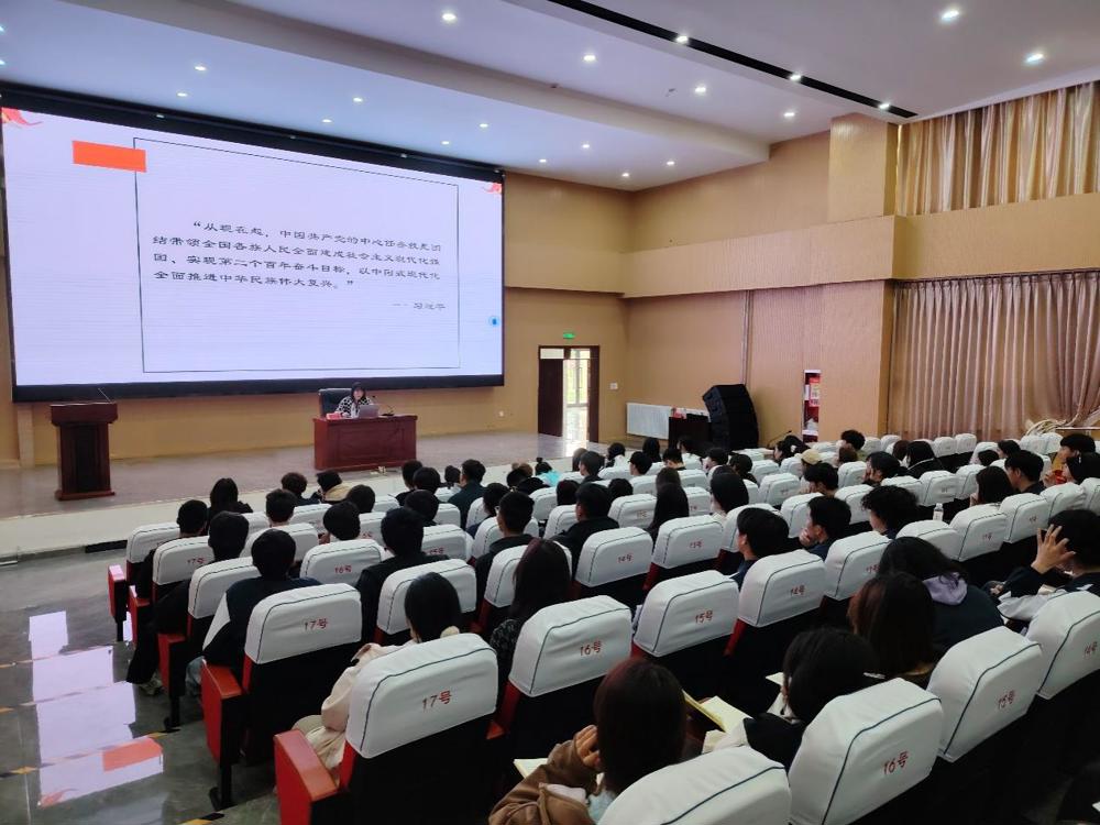 一群人在房间里

中度可信度描述已自动生成