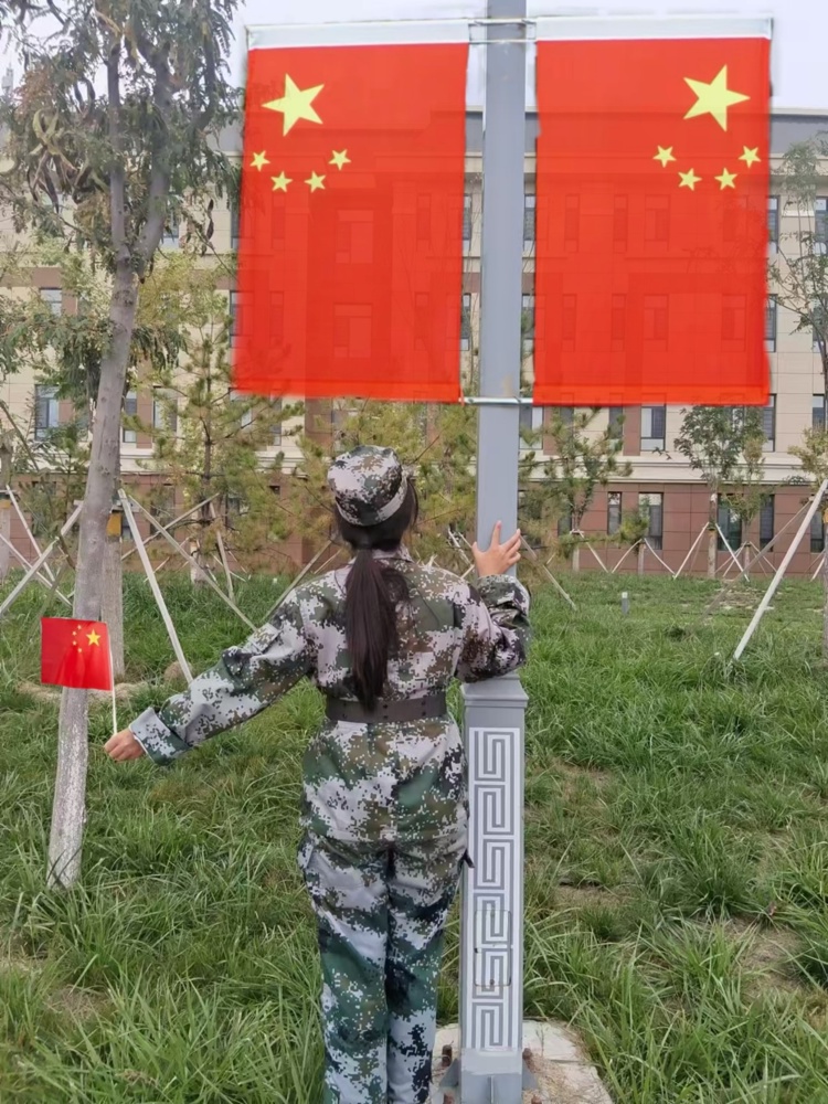 图片包含 草, 户外, 建筑, 标志

描述已自动生成