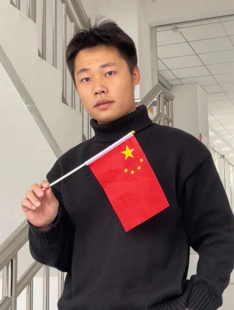 男人手里拿着伞

描述已自动生成