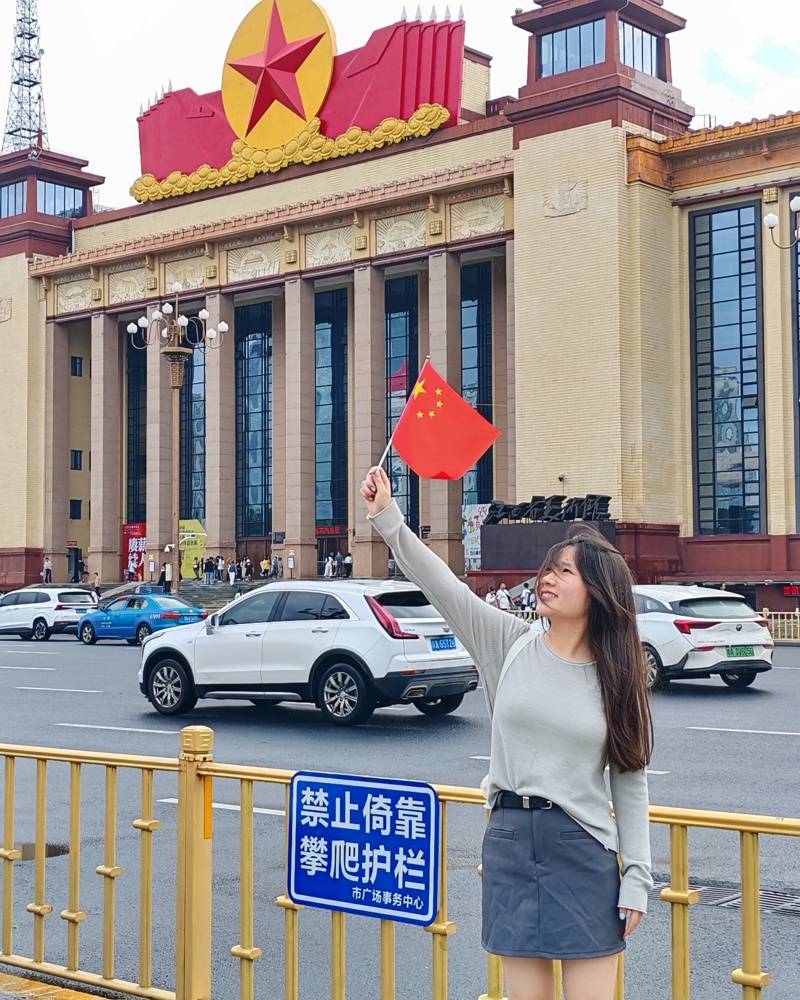 人站在建筑前

中度可信度描述已自动生成