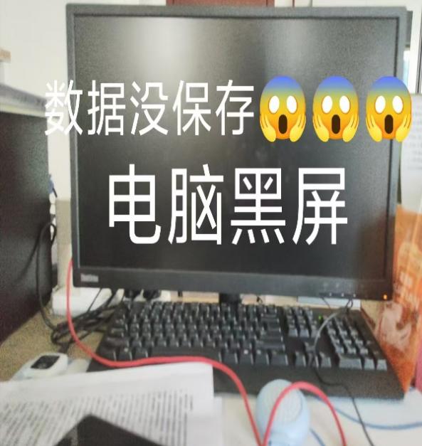 桌子上的电脑和键盘

描述已自动生成