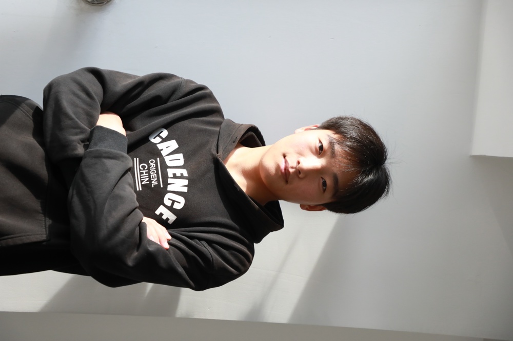 男人躺在地上

描述已自动生成