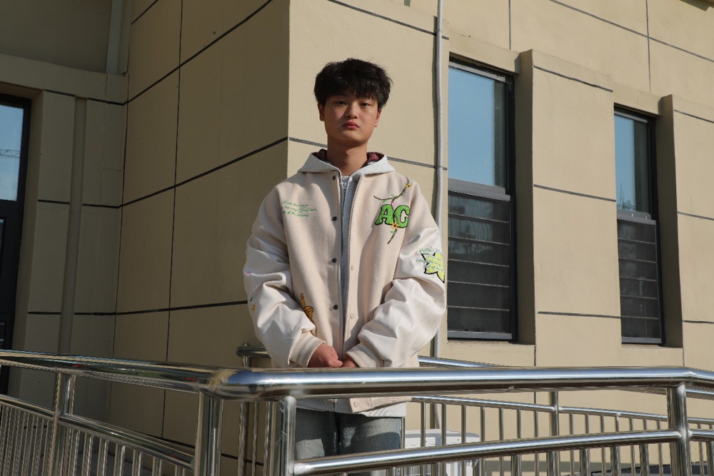 男人站在墙边

描述已自动生成