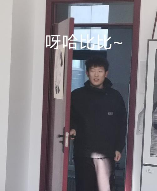 人站在门前

描述已自动生成
