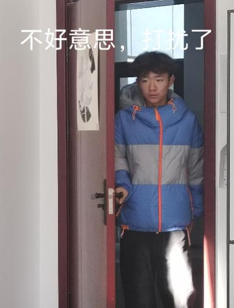 图片包含 站, 游戏机, 男人

描述已自动生成