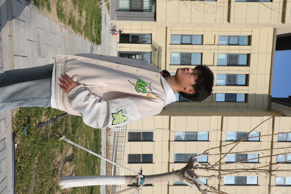 图片包含 建筑, 男人, 游戏机, 床

描述已自动生成
